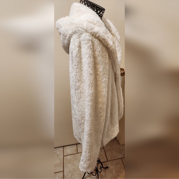 BELK Crown & Ivy Hooded Sherpa Cardigan in White - Picture 6 of 8